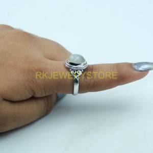 แหวนเงินแท้ 925 ทำมือ ประดับด้วยมูนสโตนทรงรี อัญมณีธรรมชาติ เครื่องประดับสำหรับผู้หญิง ของขวัญคริสต์มาส ของขวัญปีใหม่ - Product Image 3