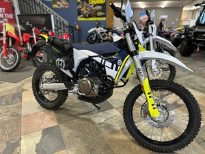 NUEVA Husqvarna <span class=keywords><strong>Enduro</strong></span> 701 2026, Motocicleta Doble Propósito - Product Image 1