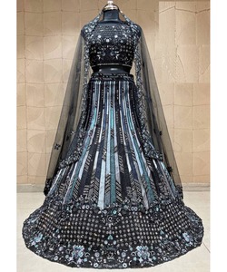 Lehengacholi งานแต่งงานไซส์ใหญ่พิเศษสำหรับผู้หญิงสีแดงพร้อมเสื้อกำมะหยี่ปักและ chunni - Product Image 3