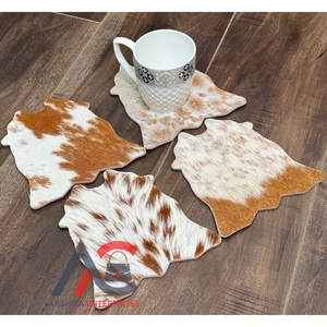 Juego de posavasos de cuero de vaca duradero e innovador, posavasos de té de cuero genuino para ocultar el pelo occidental rústico único para bebidas, regalo de decoración del hogar - Product Image 1