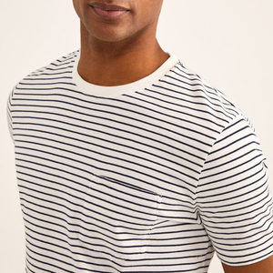 T-shirt moderne et élégant pour homme, conçu pour un confort décontracté, avec une forme nouvelle et une esthétique épurée pour un look quotidien. - Product Image 6