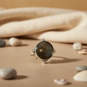 Bague Art Palace en argent 925 avec labradorite, sertissage clos, bijou ethnique géométrique en pierre précieuse, certifié par un tiers, unisexe, usage quotidien - Product Image 3