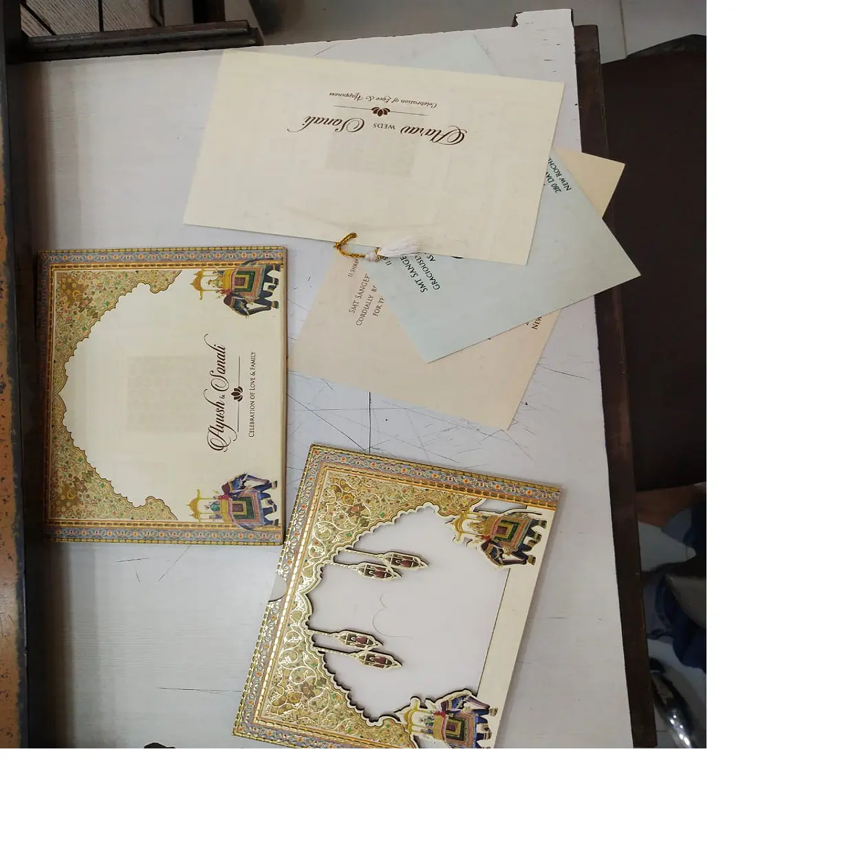 Сделанные на заказ белые бумажные свадебные открытки с деревянными формами, идеально подходят для перепродажи и могут быть напечатаны с помощью вашего текста