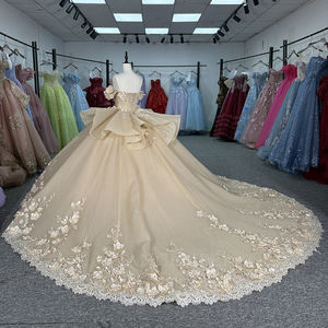 Vestido de Gala de Quinceañera Exclusivo 6943 Sweetheart Empire, color champán, con estampado floral, antiestático y cola capilla 100% - Product Image 3