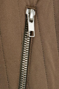 Elegantes pantalones cortos de Jersey marrón con una textura acolchada cintura con cordón elástico y prácticos bolsillos laterales con cremallera - Product Image 4