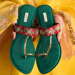 Chaussures plates décontractées pour femmes, style Kolhapuri, pour l'été, tendance mode mariage, antidérapantes, imprimées, dessus en soie brute - Product Image 3