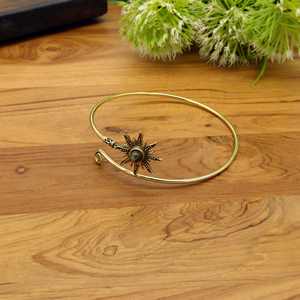 Brazalete bohemio de latón con piedras preciosas florales, brazalete dorado llamativo con piedra lunar para la parte superior de la mano, joyería para mujer - Product Image 4