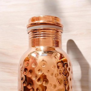 Bouteille d'eau en cuivre de luxe fabriquée à la main étanche écologique cadeau parfait bouteille en cuivre réutilisable avec gobelets pour boisson - Product Image 4