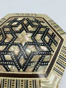 Boîte à bijoux personnalisable de luxe moderne, en bois fait main, avec incrustation de nacre et motif floral gravé, qualité export - Product Image 4