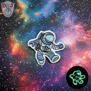 Parches bordados de astronauta que brillan en la oscuridad, pegatinas bordadas personalizables - Product Image 1