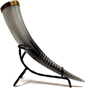 Cuerno para beber de cuerno de búfalo natural, tallado a mano en espiral, con soporte de hierro y borde de latón, hecho a mano en India por artesanos. - Product Image 1