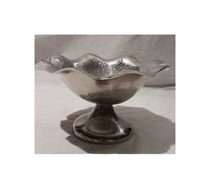 Bol à chocolats en aluminium au design classique, de qualité supérieure, de forme ronde, pour servir des desserts, par Home Arts - Product Image 1