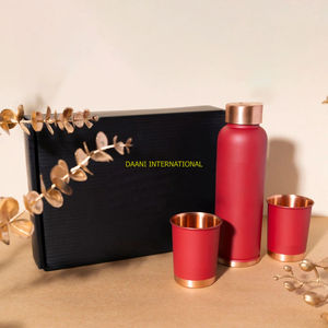 Bouteille d'eau en cuivre vert mat avec 2 gobelets de boisson ayurvédique étanche pour un usage quotidien, un voyage au bureau et des cadeaux - Product Image 6