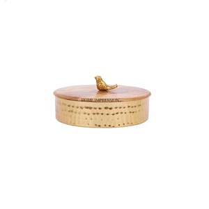 Récipient Chapati de matériel de haute qualité de finition antique de cuivre de texture martelée avec le couvercle de concepteur d'oiseau plaqué or - Product Image 1
