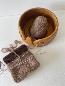 Cuenco de hilo de madera hecho a mano, soporte de ganchillo para tejer, cuenco de almacenamiento de hilo ligero portátil, madera Natural para entusiastas de la artesanía DIY - Product Image 5