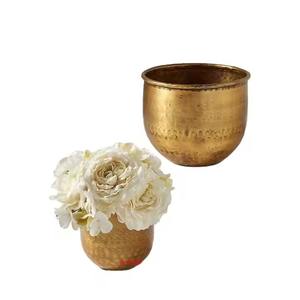 Jarrón de metal con diseño de lámpara en acabado dorado, perfecto para decoración del hogar y elegantes centros de mesa florales hechos a mano de La India - Product Image 5