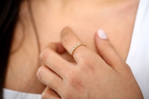 แหวนแต่งงานคลาสสิกสำหรับผู้หญิง ทองคำแท้ 10K/14K/18K สีเหลือง ประดับเพชรธรรมชาติทรงรี 0.14 กะรัต พร้อมใบรับรอง IGI ขนาด 1.30 มม. - Product Image 6