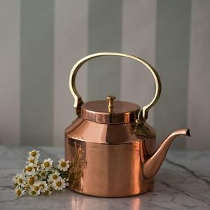Cafetière en cuivre de finition supérieure avec bec incurvé et prise confortable idéale pour les amateurs de café chaud du monde entier - Product Image 1