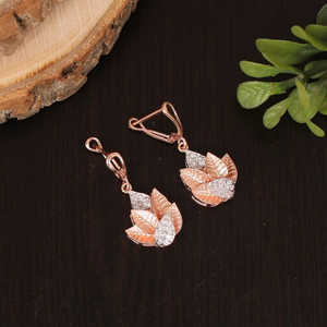 Vente en gros de boucles d'oreilles en argent sterling 925 avec manchette en or et pierre CZ blanche pour les mariages - Product Image 2