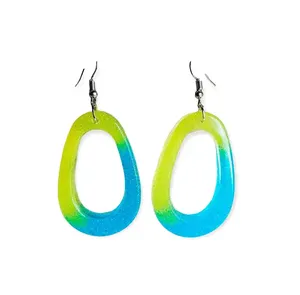 Boucles d'oreilles incrustées de résine de coeur de Lucite acrylique de mode pour femmes flambant neuves - Product Image 1