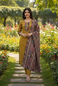 Rayonne flammée Kurti pantalon Dupatta ensemble pour tenue décontractée et de fête Style moderne tissu doux coupe confortable gamme économique toutes les saisons - Product Image 3