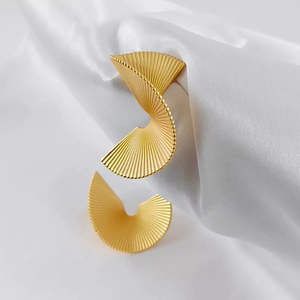 Orecchini Pendenti Scultorei in Oro Stile Ventaglio, Accessorio di Moda - Product Image 4