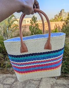 Sac à rabat pour femme en sisal tissé à la main avec poignées et bandoulière chaîne, fermeture ouverte, capacité 2-2,9 L, doublure en coton, mode luxe - Product Image 3