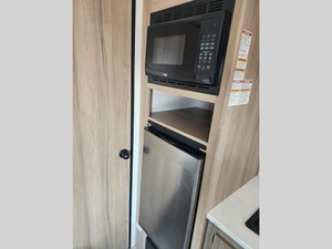 Nouvelle caravane de camping Keystone C-o-l-e-m-a-n 17R 2026 à vendre - Product Image 3