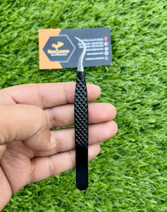 Pince à cils professionnelle en acier inoxydable solide noir mat avec pointe en fibre d'anneau de volume de poignée de diamant et forme de crochet incliné - Product Image 1