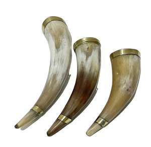 Corne à boire naturelle élégante et artisanale avec bord en bambou, finition polie lisse, offrant une élégance rustique contemporaine pour les soirées bière/vin - Product Image 1