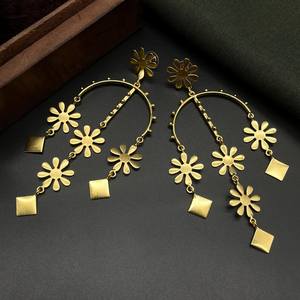 Boucles d'oreilles pendantes en or mat pour femmes bijoux légers et polyvalents à motif floral pour un usage quotidien et des occasions de bureau - Product Image 4