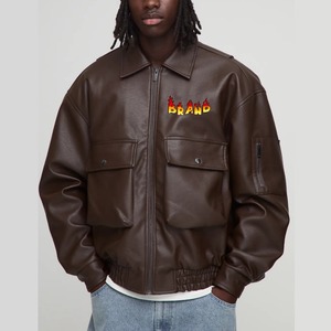 แจ็คเก็ตหนังหนักสำหรับผู้ชายปี 2026 พร้อมกระเป๋าแบบคาร์โก้ สไตล์วินเทจสำหรับฤดูหนาว ปักโลโก้เชนิลล์ กันน้ำ แจ็คเก็ตแบบวาร์ซิตี้ - Product Image 4