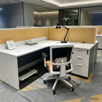 Poste de travail modulaire moderne pour bureau, bureau en forme de L pour 4 personnes avec cloison et armoire à dossiers