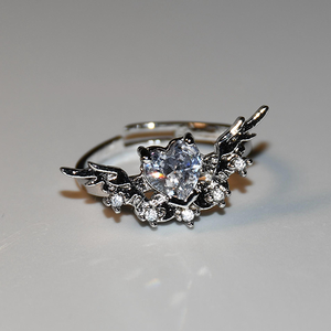 Bague pour femme ajustable faite à la main, concept moderne, en laiton avec pierre en zircon, avec options de couleur - Product Image 1