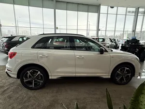 2025 Q3 45 TFSI II (F3) Bajo Kilometraje Motor en Buen Estado Transmisión Automática Techo Solar Panorámico Faros LED - Product Image 3