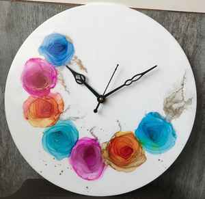 Horloge murale moderne à quartz multicolore de haute précision Affichage à aiguille à face unique Conception personnalisée pour le placement dans le salon - Product Image 1