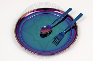 Plato Redondo de Acero Inoxidable de Lujo + Cuchara y Tenedor, Apto para Lavavajillas, Acabado Pulido con PVD Arcoíris, para Ocasiones Festivas - Product Image 2