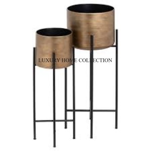 Maceta de metal artesanal única con motivos tradicionales y un acabado refinado para la decoración atemporal de balcón y patio del hogar - Product Image 3