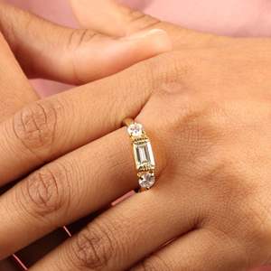 Anillo de Compromiso de Plata de Ley con Tres Piedras de Diamantes Cultivados en Laboratorio, Corte Baguette y Redondo, en Oro Rosa para Mujer - Product Image 4