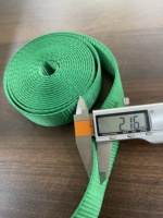 Vietnam memproduksi sling webbing poliester hijau 3cm-3.2cm dengan ketebalan 2.2mm, kualitas tinggi, harga pabrik.