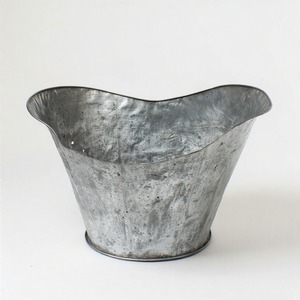 Cubierta de base de árbol negro martillado en aluminio, atemporal y hecho a mano para un estilo interior festivo premium o regalos de exportación. - Product Image 3