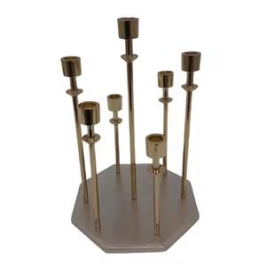 Bougeoir décoratif en aluminium tendance avec support doré à sept bougies pour décor de mariage au sol fait à la main personnalisé - Product Image 1