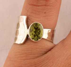 Bague péridot en argent sterling 925 massif fabriquée à la main finition martelée bande de créateur unique cadeau idéal pour les femmes - Product Image 2