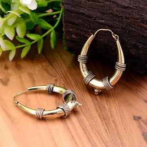 Boucles d'oreilles bohème faites à la main en laiton doré, boucles d'oreilles en or Boho Chic, touche de fantaisie, boucles d'oreilles en or prêtes pour les cadeaux. - Product Image 3