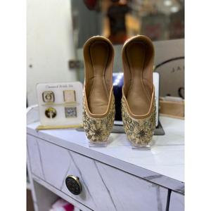 Zapatos de fiesta de estilo tradicional indio para mujer, parte superior de cuero elegante y cómoda bordada para caminar de última tendencia - Product Image 5