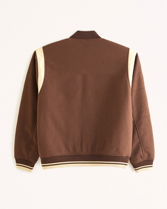 แจ็คเก็ตเบสบอลวาร์ซิตี้ผู้ชายแบบสั่งทำพิเศษ ผ้าแคนวาสสีน้ำตาลเบจ สไตล์เรโทรวินเทจแบบนักศึกษา ทนทาน แฟชั่นลำลอง - Product Image 5