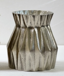 Florero Metal en níquel Diseño de lujo Maceta Fundida La mejor maceta para decoración del hogar y decoración de bodas en aluminio - Product Image 1