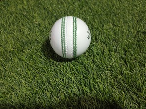Balle de cricket dure de haute qualité en matériau durable, fabriquée au Pakistan, balle de cricket de qualité supérieure. - Product Image 4