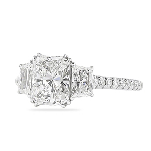 แหวนเพชรทรงเรเดียนท์คัท 1.70 กะรัต ประดับเพชรสามเม็ด สี D E พร้อมวงแหวนแบบ Pave Band แหวนเพชรสวยหรูสำหรับผู้หญิง - Product Image 1