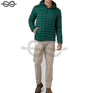Chaqueta ligera de poliéster reciclado para hombre, diseño repelente al agua con bolsillos con cremallera y cuello alto para capas - Product Image 4